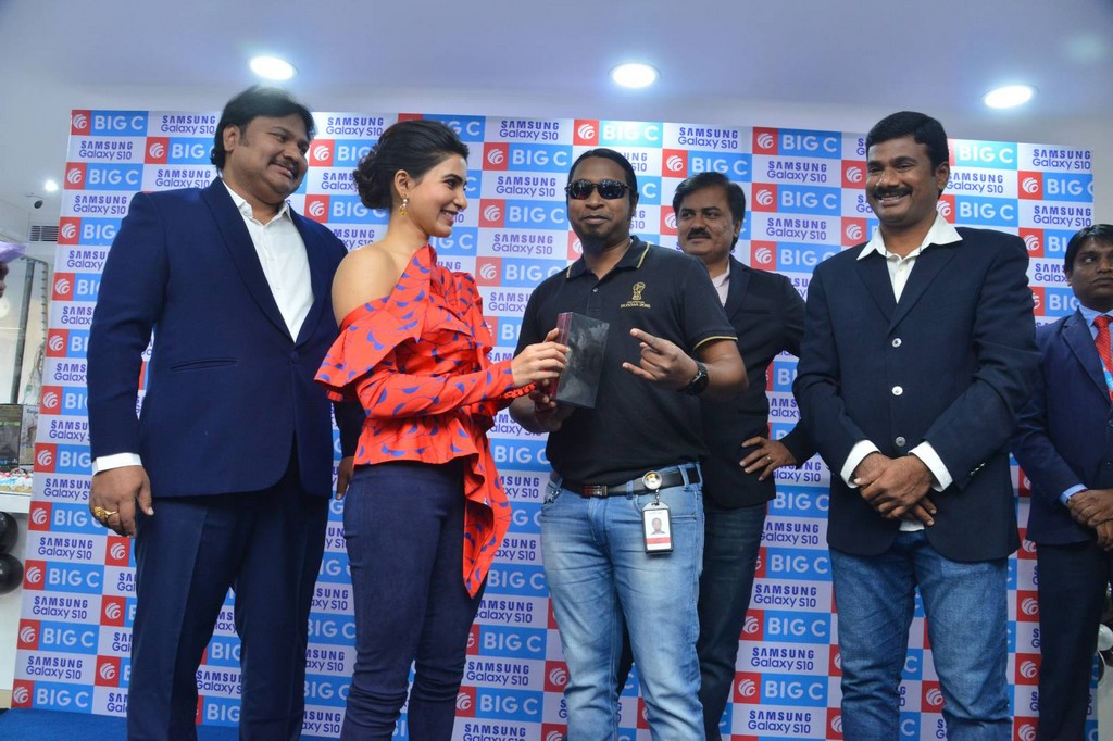 Samantha Launches Samsung S10e Mobile at Big C